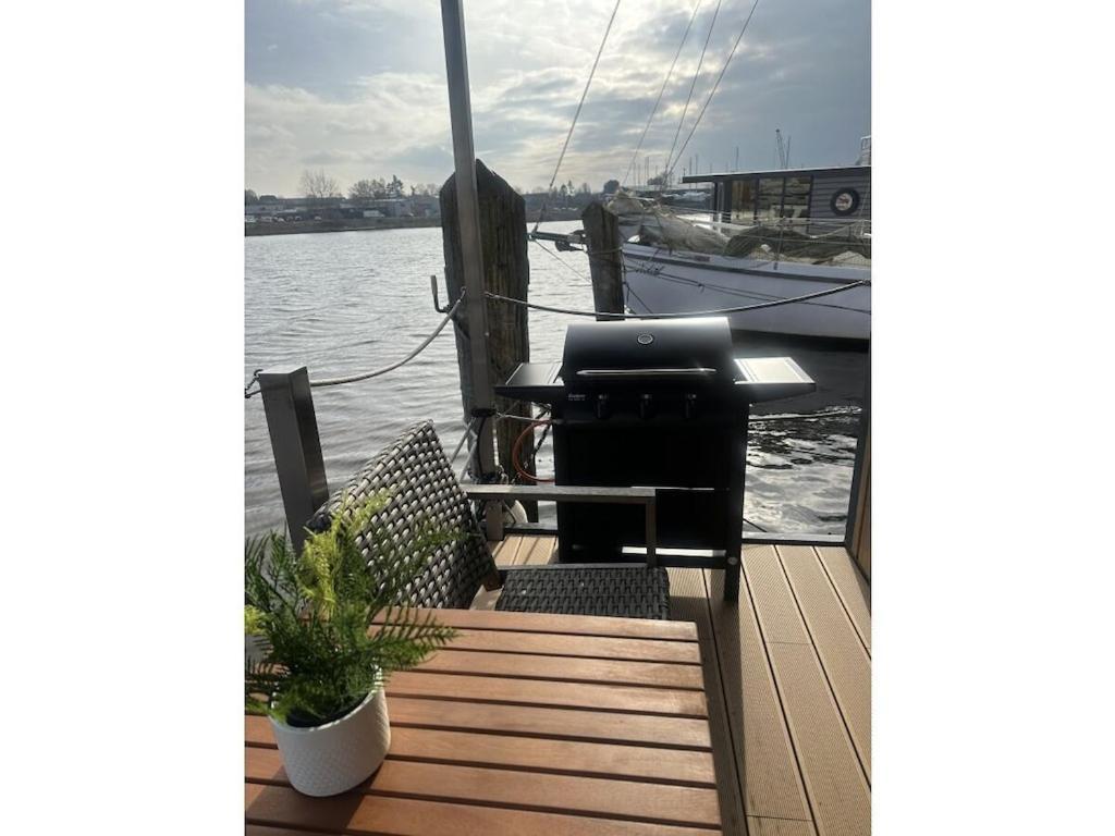 Premium Houseboat Blue Lagoon Botel