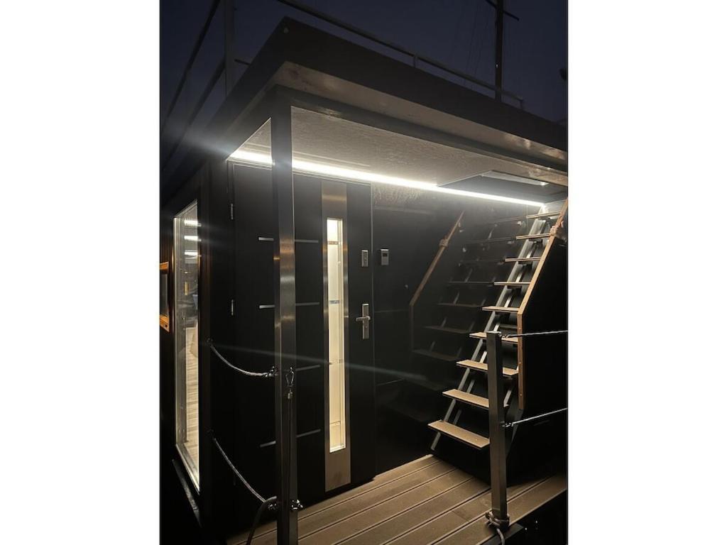 Premium Houseboat Blue Lagoon Botel *