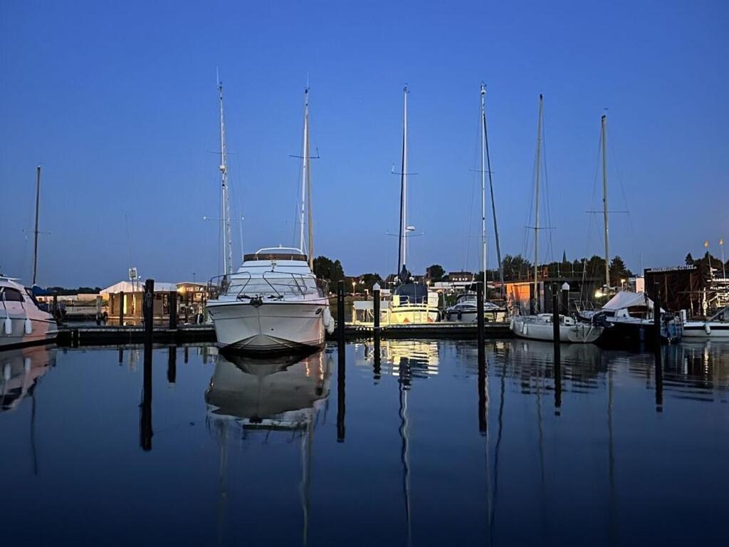 Botel Premium Houseboat Blue Lagoon Lübeck