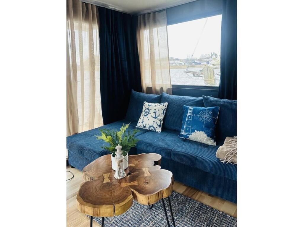 Botel Premium Houseboat Blue Lagoon